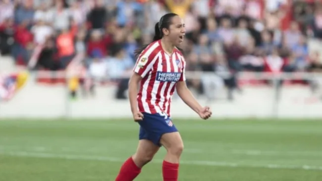 Charlyn Corral en un partido con Atlético de Madrid