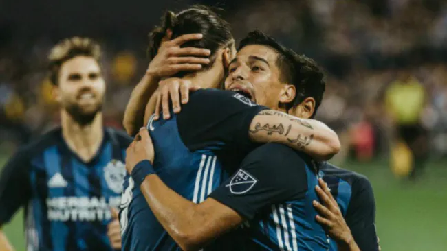 Zlatan y Favio Álvarez en celebración