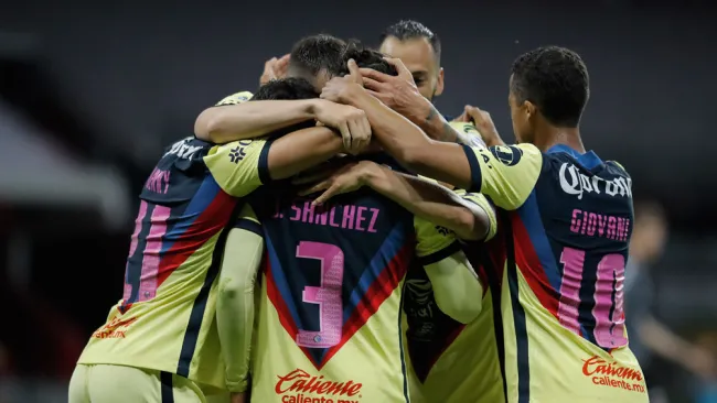 Jugadores del América festejan el gol de la victoria
