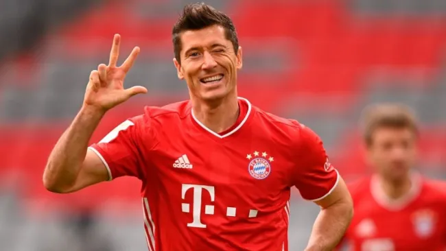 Robert Lewandowski después de anotar su tercer gol del partido