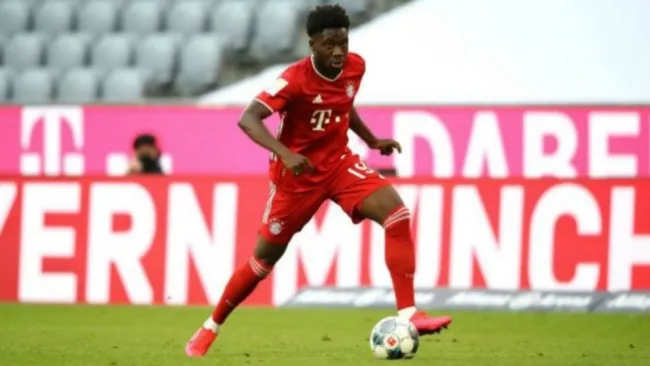 Alphonso Davies en un partido del Bayern Múnich