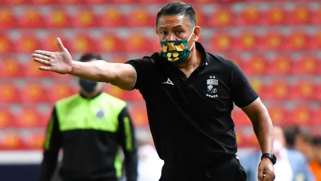 Ignacio Ambriz da indicaciones a sus jugadores 