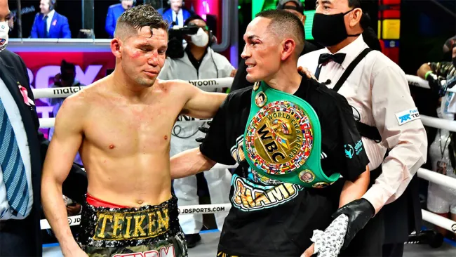 El Gallo Estrada y Carlos Cuadras al término de la pelea