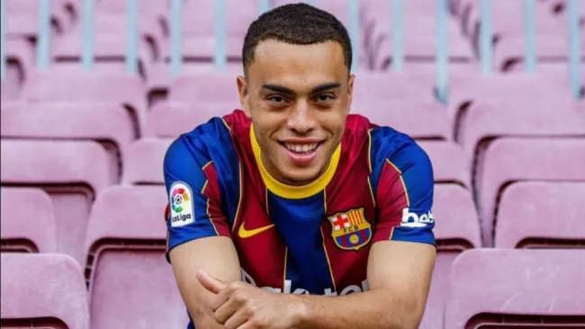 Sergiño Dest cuando fue presentado con el Barcelona