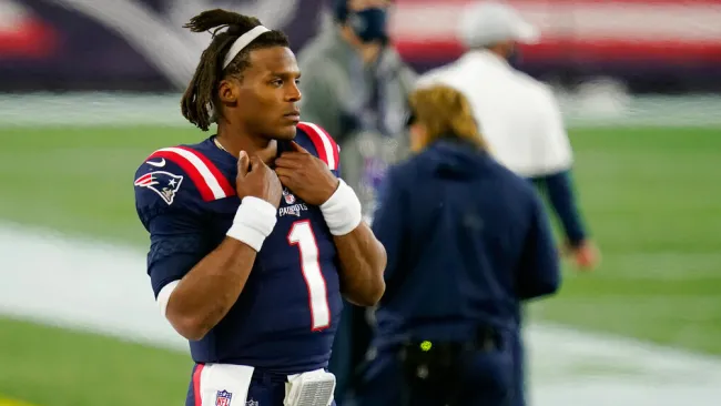 Cam Newton se lamenta tras su participación ante 49ers