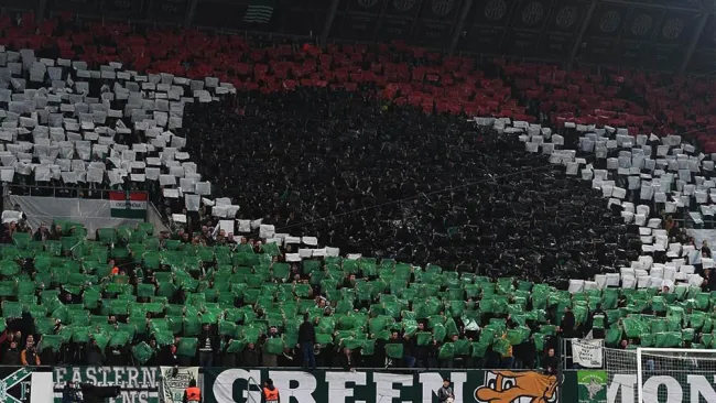 Afición del Ferencváros realiza un mosaico 