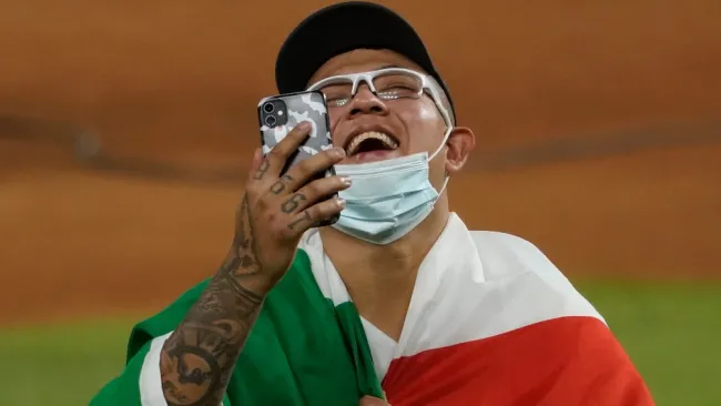 Urías festeja tras el título de los Dodgers