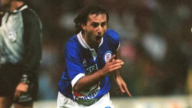 Diego Latorre en un partido con el Cruz Azul