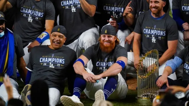 Justin Turner festejando con sus compañeros 