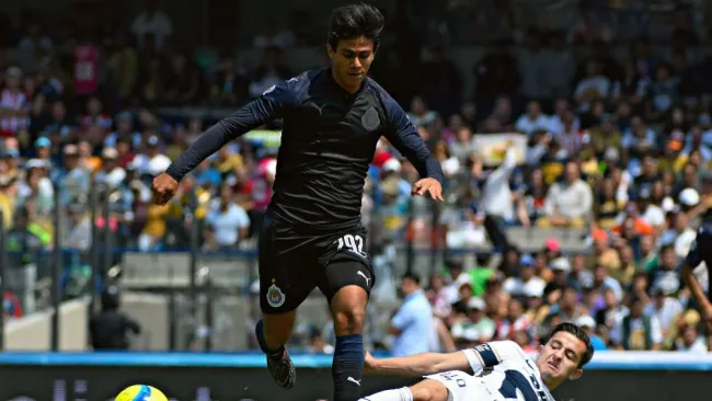 JJ Macías en acción ante Pumas