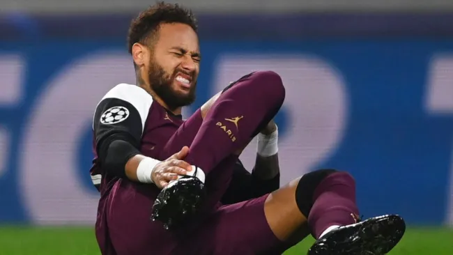 Neymar salió lesionado en la Champions League