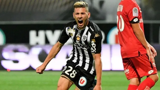 Farid El Melali en un partido con el Angers