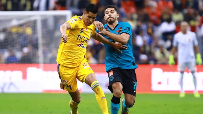 Henry Martín disputa el balón con Hugo Ayala