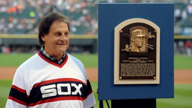 Tony La Russa junto a una placa conmemorativa en su nombre