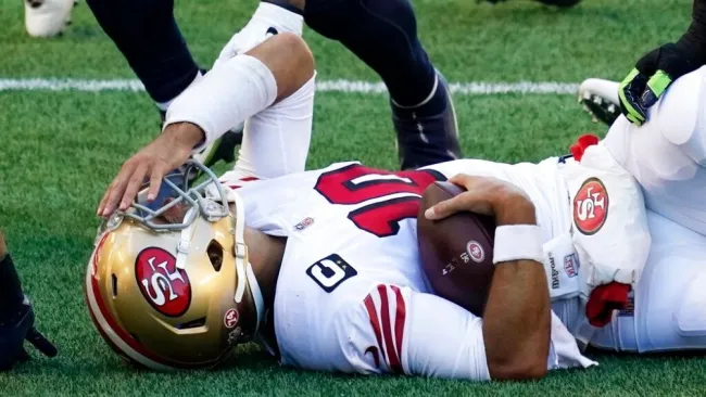 Jimmy Garoppolo se lesionó durante el partido 