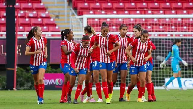 Jugadoras de Chivas Femenil, tras lograr un gol contra Pachuca