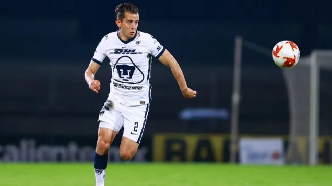 Alan Mozo en acción con Pumas