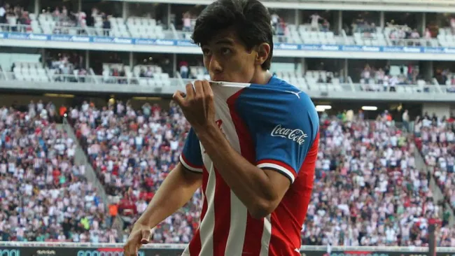 JJ Macías celebra besando el escudo de Chivas
