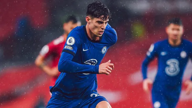 Kai Havertz durante un duelo con el Chelsea 