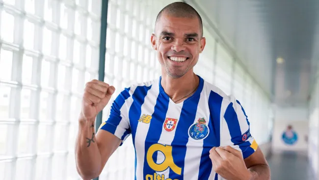 Pepe posa con la camiseta del Porto 