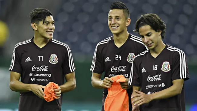 Arteaga, Alvarado y Lainez, durante un entrenamiento con el Tri 