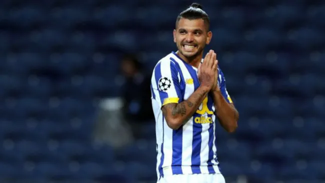 Tecatito Corona en acción ante Marsella