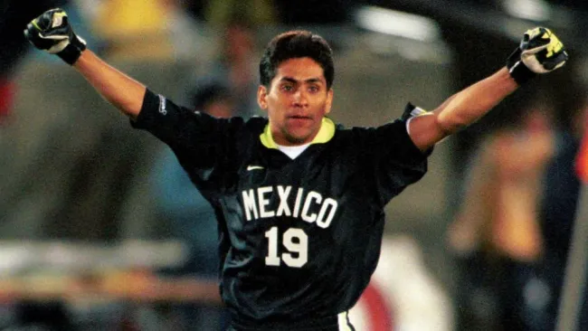 Jorge Campos como portero del Tri