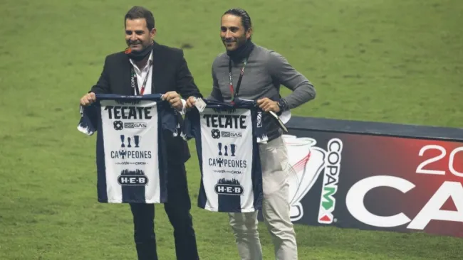 Duilio Davino y Aldo de Nigris con las nuevas playeras