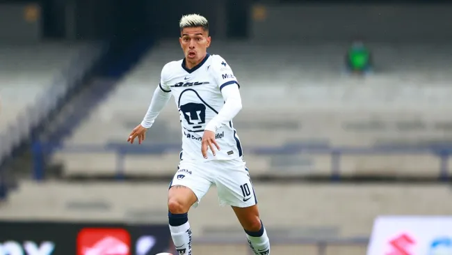 Favio Álvarez durante un partido con Pumas