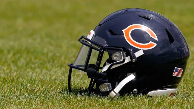 Casco de los Chicago Bears en un campo de entrenamiento