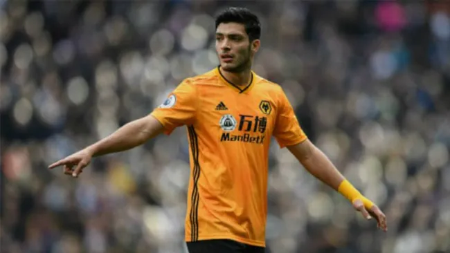 Raúl Jiménez en acción con Wolverhampton