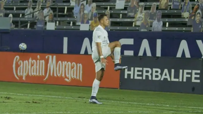Chicharito celebrando su gol como LeBron James
