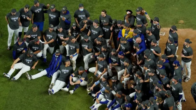 El equipo de los Dodgers celebrando la conquista de la Serie Mundial