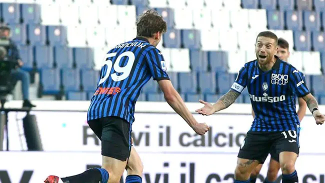 Jugadores del Atalanta festejan la igualada