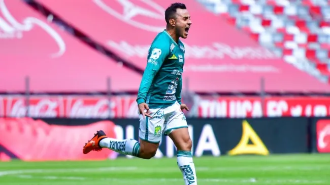Luis Montes luego de anotar gol ante Toluca