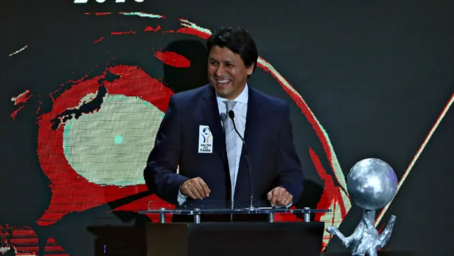 Claudio Suárez en premiación