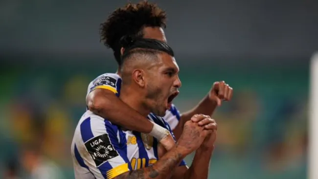 Jesús Corona celebrando gol vs Sporting Lisboa