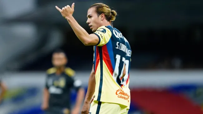 Sebastián Córdova durante un partido con América