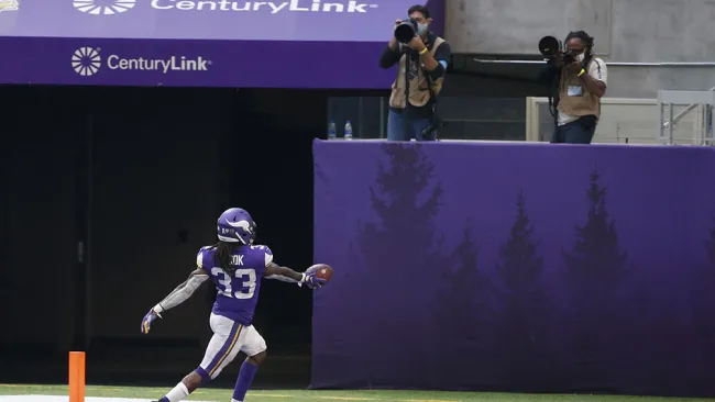 Dalvin Cook festeja un touchdown con los fotógrafos