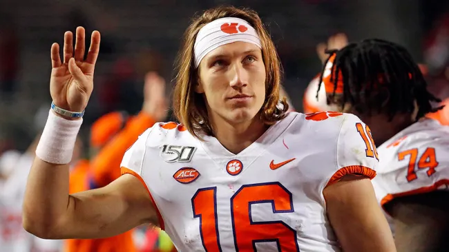 Trevor Lawrence, tras un partido de Clemson