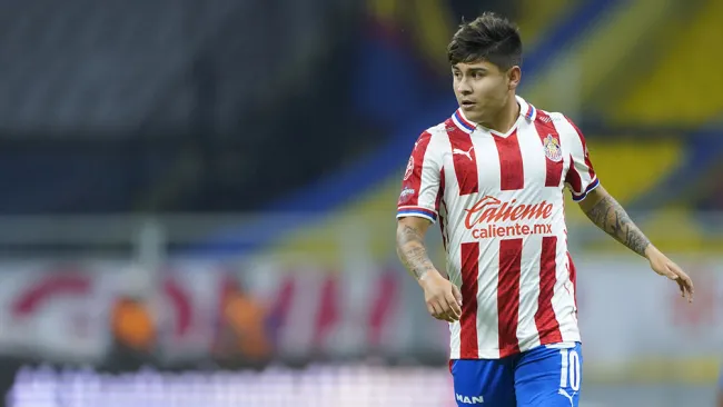 La Chofis López en partido con Chivas