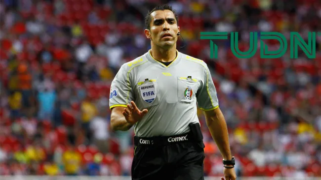 Marco Antonio Rodríguez, dirige las acciones de un juego