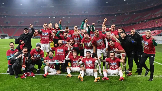 Jugadores de Hungría festejan el pase a la Euro 2020