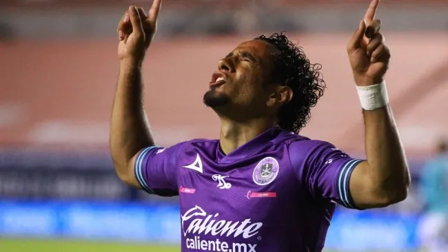 Camilo Sanvezzo en partido con Mazatlán FC 