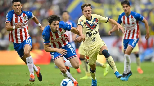 Antonio Briseño en un Clásico Nacional