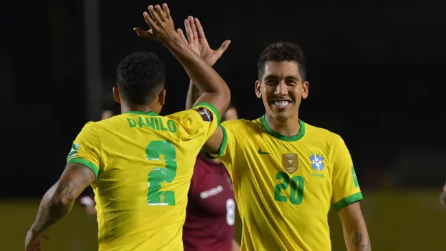 Roberto Firmino festeja su gol contra Venezuela 