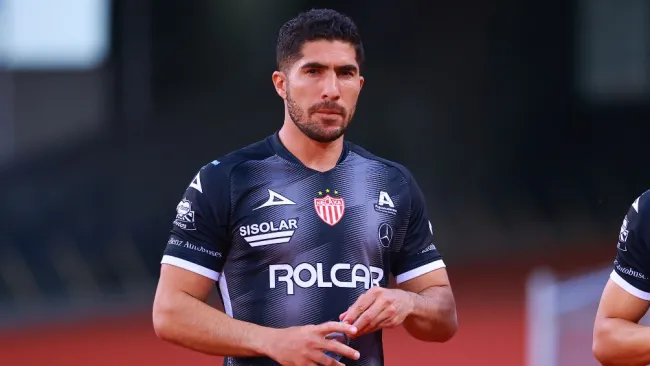 Jair Pereira durante un partido con Necaxa