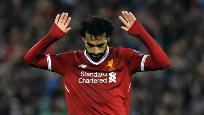 Mohamed Salah durante un duelo con el Liverpool