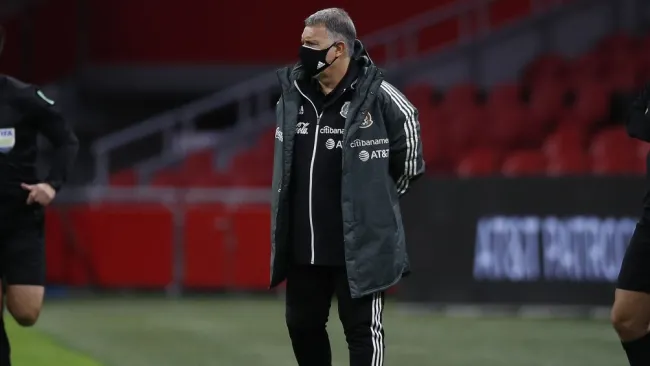 Gerardo Martino durante un partido con México