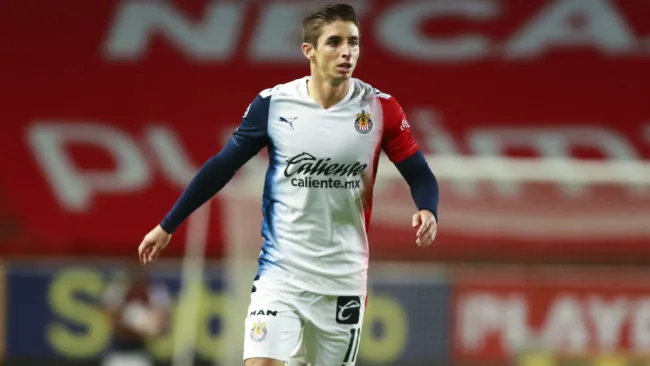 Isaac Brizuela en partido con Chivas